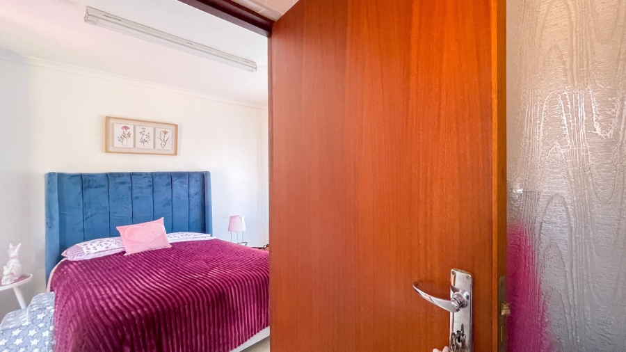 5 Bedroom Property for Sale in Glentana Western Cape